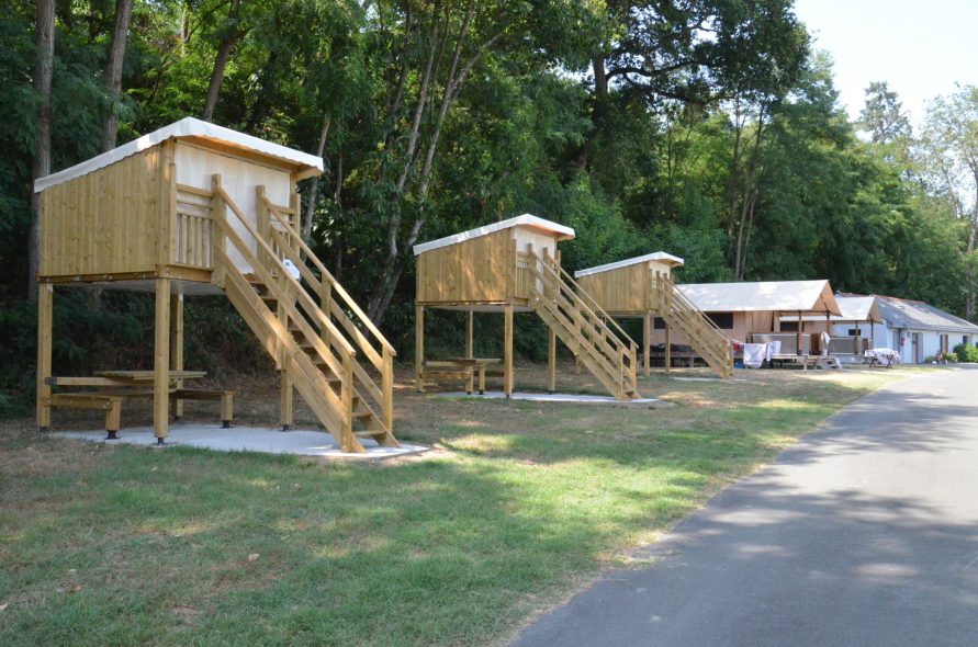 Tent on stilts
